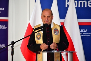 Policjanci i zaproszeni goście podczas uroczystego ślubowania w auli Komendy Wojewódzkiej Policji w Rzeszowie