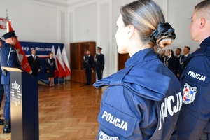 Policjanci i zaproszeni goście podczas uroczystego ślubowania w auli Komendy Wojewódzkiej Policji w Rzeszowie