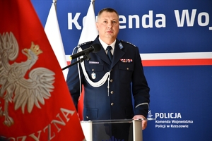Policjanci i zaproszeni goście podczas uroczystego ślubowania w auli Komendy Wojewódzkiej Policji w Rzeszowie