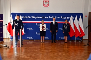 Policjanci i zaproszeni goście podczas uroczystego ślubowania w auli Komendy Wojewódzkiej Policji w Rzeszowie