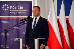 Policjanci i zaproszeni goście podczas uroczystego ślubowania w auli Komendy Wojewódzkiej Policji w Rzeszowie