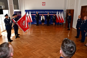 Policjanci i zaproszeni goście podczas uroczystego ślubowania w auli Komendy Wojewódzkiej Policji w Rzeszowie