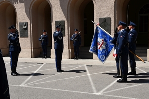 Policjanci podczas uroczystości złożenia kwiatów i zapalenia zniczy przed tablicami pamiątkowymi na frontonie Komendy Wojewódzkiej Policji w Rzeszowie