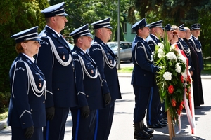 Policjanci podczas uroczystości złożenia kwiatów i zapalenia zniczy przed tablicami pamiątkowymi na frontonie Komendy Wojewódzkiej Policji w Rzeszowie