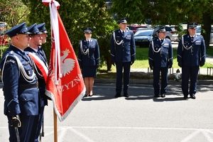 Policjanci podczas uroczystości złożenia kwiatów i zapalenia zniczy przed tablicami pamiątkowymi na frontonie Komendy Wojewódzkiej Policji w Rzeszowie