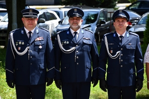 Policjanci podczas uroczystości złożenia kwiatów i zapalenia zniczy przed tablicami pamiątkowymi na frontonie Komendy Wojewódzkiej Policji w Rzeszowie