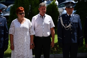 Policjanci podczas uroczystości złożenia kwiatów i zapalenia zniczy przed tablicami pamiątkowymi na frontonie Komendy Wojewódzkiej Policji w Rzeszowie