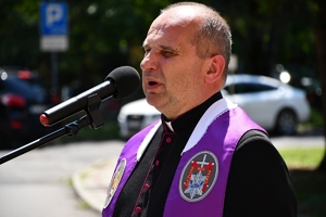 Policjanci podczas uroczystości złożenia kwiatów i zapalenia zniczy przed tablicami pamiątkowymi na frontonie Komendy Wojewódzkiej Policji w Rzeszowie