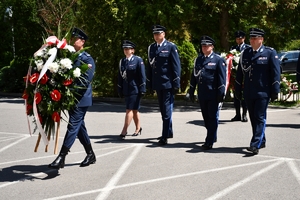 Policjanci podczas uroczystości złożenia kwiatów i zapalenia zniczy przed tablicami pamiątkowymi na frontonie Komendy Wojewódzkiej Policji w Rzeszowie