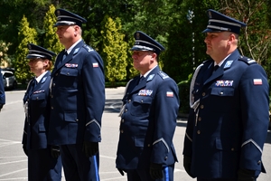 Policjanci podczas uroczystości złożenia kwiatów i zapalenia zniczy przed tablicami pamiątkowymi na frontonie Komendy Wojewódzkiej Policji w Rzeszowie