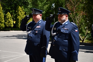 Policjanci podczas uroczystości złożenia kwiatów i zapalenia zniczy przed tablicami pamiątkowymi na frontonie Komendy Wojewódzkiej Policji w Rzeszowie