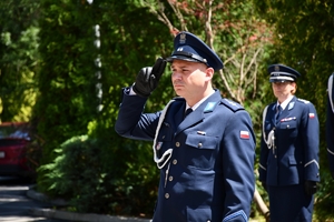 Policjanci podczas uroczystości złożenia kwiatów i zapalenia zniczy przed tablicami pamiątkowymi na frontonie Komendy Wojewódzkiej Policji w Rzeszowie