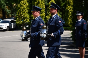 Policjanci podczas uroczystości złożenia kwiatów i zapalenia zniczy przed tablicami pamiątkowymi na frontonie Komendy Wojewódzkiej Policji w Rzeszowie