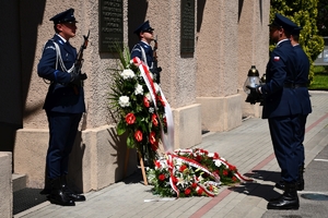 Policjanci podczas uroczystości złożenia kwiatów i zapalenia zniczy przed tablicami pamiątkowymi na frontonie Komendy Wojewódzkiej Policji w Rzeszowie