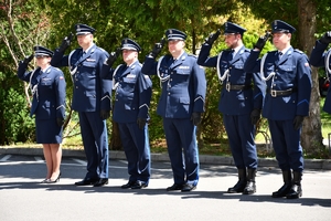 Policjanci podczas uroczystości złożenia kwiatów i zapalenia zniczy przed tablicami pamiątkowymi na frontonie Komendy Wojewódzkiej Policji w Rzeszowie