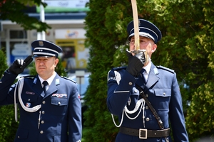 Policjanci podczas uroczystości złożenia kwiatów i zapalenia zniczy przed tablicami pamiątkowymi na frontonie Komendy Wojewódzkiej Policji w Rzeszowie