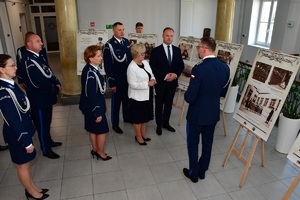 Policjanci i zaproszeni goście podczas oglądania wystawy w hallu Komendy Wojewódzkiej Policji w Rzeszowie