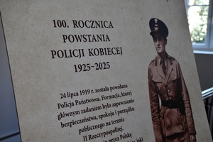 Policjanci i zaproszeni goście podczas oglądania wystawy w hallu Komendy Wojewódzkiej Policji w Rzeszowie