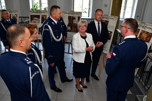 Policjanci i zaproszeni goście podczas oglądania wystawy w hallu Komendy Wojewódzkiej Policji w Rzeszowie