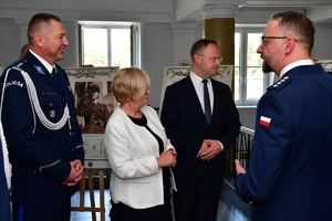 Policjanci i zaproszeni goście podczas oglądania wystawy w hallu Komendy Wojewódzkiej Policji w Rzeszowie