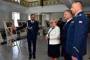 Policjanci i zaproszeni goście podczas oglądania wystawy w hallu Komendy Wojewódzkiej Policji w Rzeszowie