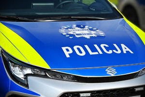 Oznakowany radiowóz policyjny.