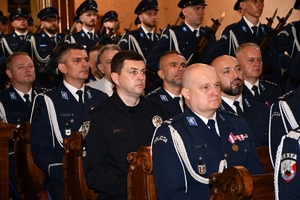 Policjanci i zaproszeni goście podczas uroczystej Mszy Świętej z okazji Święta Policji.