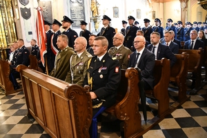 Policjanci i zaproszeni goście podczas uroczystej Mszy Świętej z okazji Święta Policji.