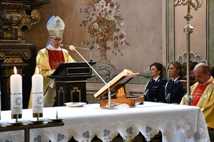 Policjanci i zaproszeni goście podczas uroczystej Mszy Świętej z okazji Święta Policji.