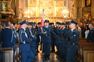 Policjanci i zaproszeni goście podczas uroczystej Mszy Świętej z okazji Święta Policji.