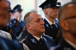 Policjanci i zaproszeni goście podczas uroczystej Mszy Świętej z okazji Święta Policji.