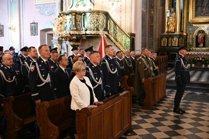 Policjanci i zaproszeni goście podczas uroczystej Mszy Świętej z okazji Święta Policji.