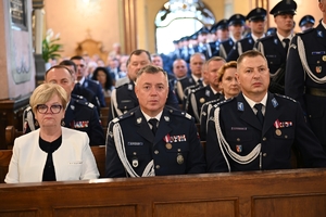 Policjanci i zaproszeni goście podczas uroczystej Mszy Świętej z okazji Święta Policji.