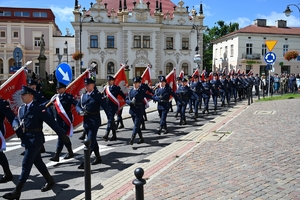 Policjanci i zaproszeni goście podczas przemarszu na uroczystości Święta Policji w Rzeszowie.