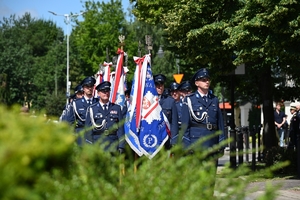 Policjanci i zaproszeni goście podczas przemarszu na uroczystości Święta Policji w Rzeszowie.