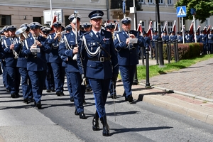 Policjanci i zaproszeni goście podczas przemarszu na uroczystości Święta Policji w Rzeszowie.