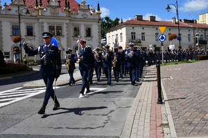 Policjanci i zaproszeni goście podczas przemarszu na uroczystości Święta Policji w Rzeszowie.