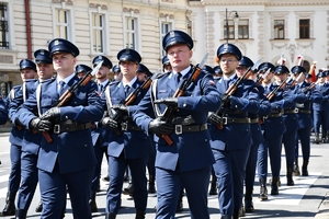 Policjanci i zaproszeni goście podczas przemarszu na uroczystości Święta Policji w Rzeszowie.