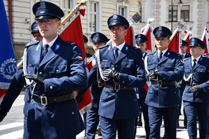 Policjanci i zaproszeni goście podczas przemarszu na uroczystości Święta Policji w Rzeszowie.