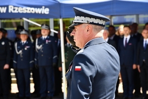 Policjanci i zaproszeni goście podczas powitania na uroczystości Święta Policji w Rzeszowie.