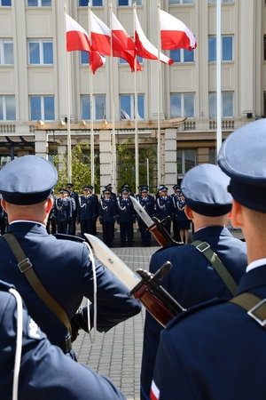 Policjanci i zaproszeni goście podczas powitania na uroczystości Święta Policji w Rzeszowie.