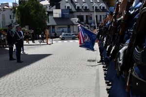 Policjanci i zaproszeni goście podczas powitania na uroczystości Święta Policji w Rzeszowie.