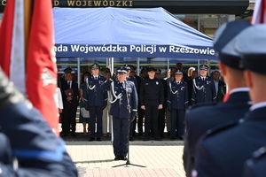 Policjanci i zaproszeni goście podczas powitania na uroczystości Święta Policji w Rzeszowie.