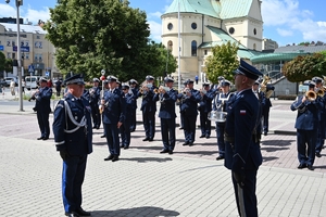 Policjanci i zaproszeni goście podczas powitania na uroczystości Święta Policji w Rzeszowie.