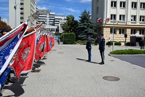 Policjanci i zaproszeni goście podczas powitania na uroczystości Święta Policji w Rzeszowie.