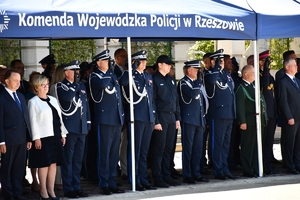 Policjanci i zaproszeni goście podczas uroczystości Święta Policji w Rzeszowie.