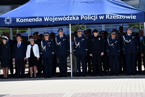 Policjanci i zaproszeni goście podczas uroczystości Święta Policji w Rzeszowie.