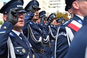 Policjanci i zaproszeni goście podczas uroczystości Święta Policji w Rzeszowie.