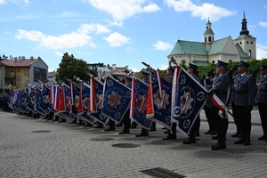 Policjanci i zaproszeni goście podczas uroczystości Święta Policji w Rzeszowie.
