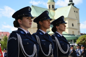 Policjanci i zaproszeni goście podczas uroczystości Święta Policji w Rzeszowie.